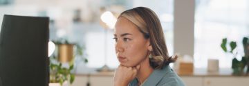 Vrouw achter computer