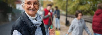 Vrouw werkt in de wijk