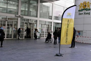 Mensen in rij voor stembureau