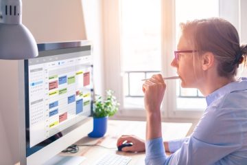 Vrouw achter PC met Outlook Agendai Stock 1091264670 1