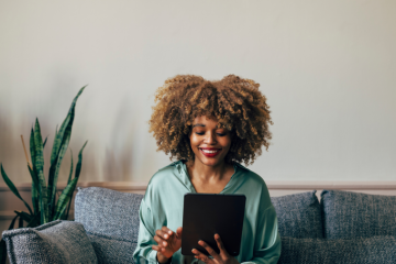 Vrouw leest artikel op tablet