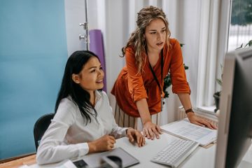 Twee vrouwen achter een laptop