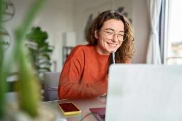 Vrouw leest de nieuwsbrief