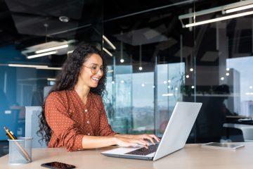 Werken achter laptop op kantoor