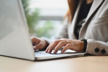 vrouw typt op laptop