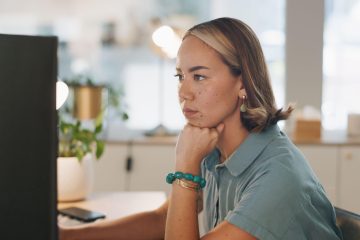 Vrouw achter computer