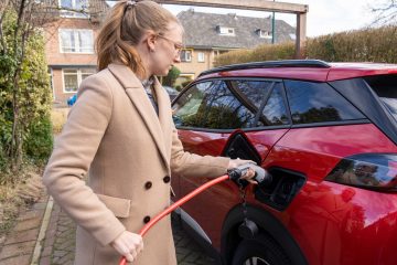 Vrouw met elektrische auto