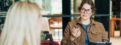 Behandelaar en client tijdens therapiesessie