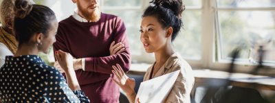 Groep mensen overleggen