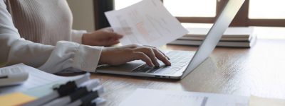 Handen typen op laptop