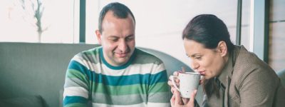 Man en vrouw voeren gesprek thuis