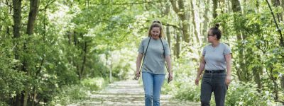 wandelende jonge vrouwen in het bos