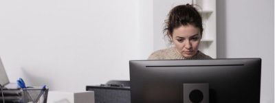 Ggz medewerker werkt achter computer