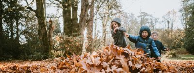 kinderen spelen in bladeren