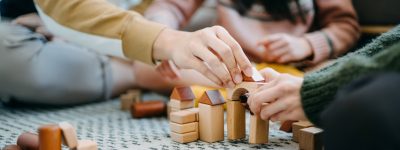 Samen met speelgoed spelen