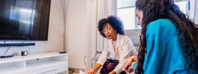Twee vrouwen bespreken signaleringsplan