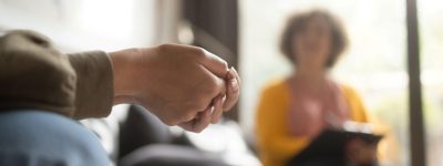 In elkaar gevouwen handen van vrouw
