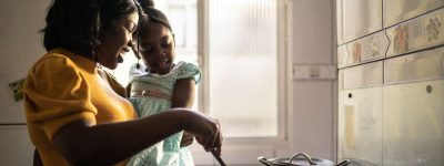 Moeder en dochter koken