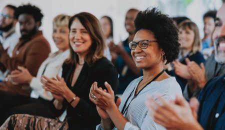 Applaudisserende diverse groep