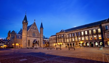 Binnenhof in de avond i Stock 174749443