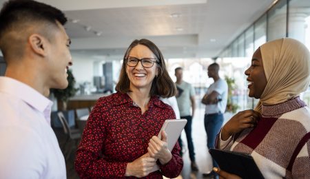 Drie mensen met elkaar in overleg