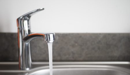 Dweilen met de kraan open