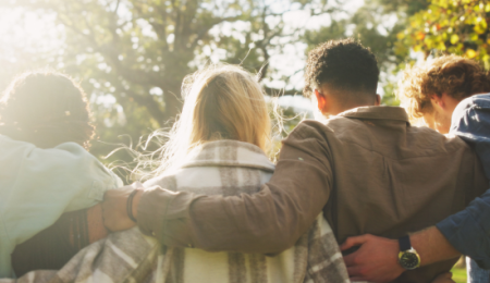 Een groep mensen arm in arm