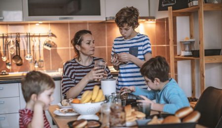 Gezin aan de ontbijttafel