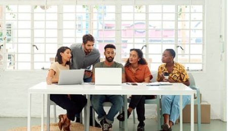 Groep mensen achter laptop