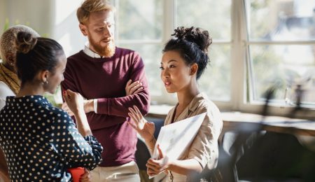 Groep mensen overleggen