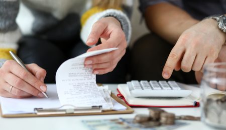 Handen achter rekenmachine