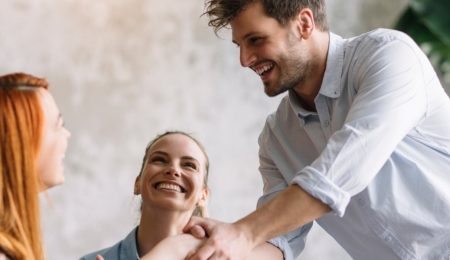 Man schudt blij hand van vrouw