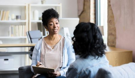 Hulpverlener en patient in gesprek