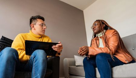 Jonge vrouw in gesprek met haar psycholoog