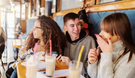 Jongeren zitten in cafetaria