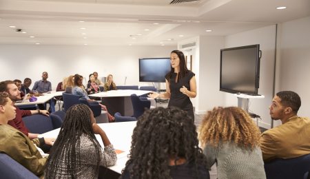 Docent geeft les aan een groep studenten