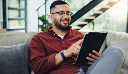 Man kijkt naar ipad en lacht