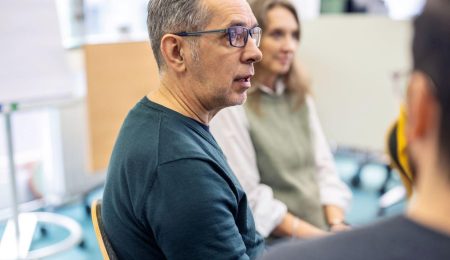 Man praat met begeleider