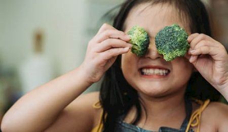 Meisje met broccoli ogen