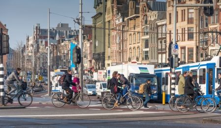 Mensen fietsen in Amsterdam