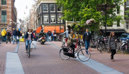 Mensen in de stad i Stock 471078624