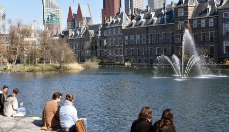Mensen zitten aan het water in Den Haag