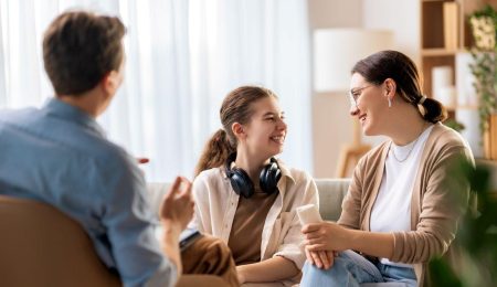 Moeder en dochter in gesprek met psycholoog