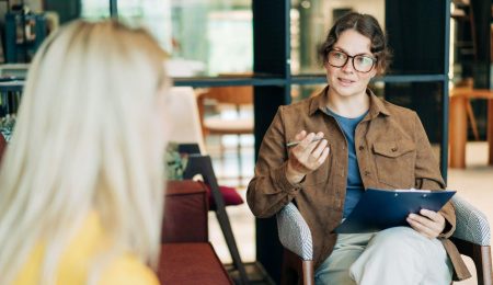 Overleg tussen twee vrouwen