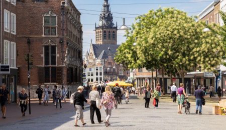 Straatbeeld van een marktplein in Nederland