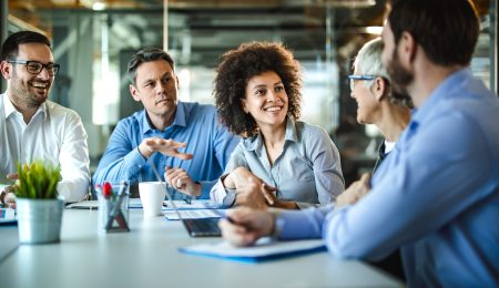 groep collega's kletsen en lachen