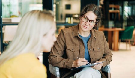 Vrouwelijke client en psycholoog in gesprek