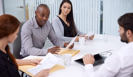 Werknemers aan tafel