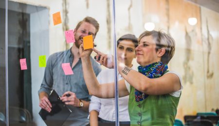 Mensen werken met post-its voor brainstorm