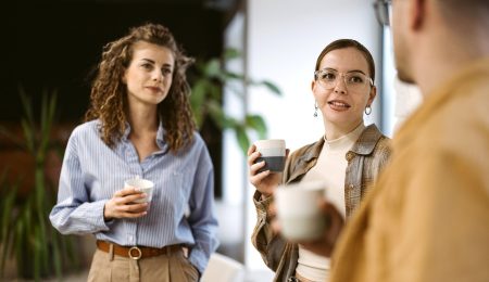 Collegas tijdens koffiepauze